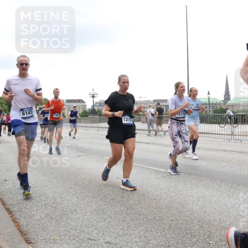 29.06.2025 - hella hamburg halbmarathon Lena Gebhardt http://msf.ph/oto/8364664 29.06.2025 10:48:32 Lombardsbrücke 6143, 13914, 1219, 15715, 11666, 1142, 1157, 1167, 1174, 1175, 1584, 1645, 1701, 2037, 2195, 2418, 2437, 2438, 2475, 2627, 2650, 2716, 2756, 2909, 2958, 3224, 3320, 3468, 3504, 3661, 3679, 3933, 4327, 4588, 5010, 5585, 5781, 5952, 6143, 7203, 7393, 7394, 7532, 7947, 7948, 8461, 8521, 8719, 8760, 8948, 9552, 9775, 9787, 9921, 10059, 10145, 10204, 10366, 10524, 10654, 10656, 11364, 11365, 11548, 11742, 11781, 13814, 13845, 15715, 16498, 16499, 16701 meine-sportfotos.de