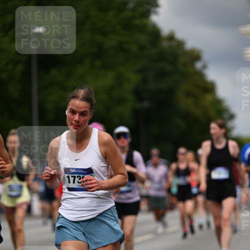 29.06.2025 - hella hamburg halbmarathon Dr. Thomas Lammeyer http://msf.ph/oto/8364675 29.06.2025 10:41:38 Kennedybrücke 56, 1022, 1118, 1276, 1337, 1339, 1799, 1819, 2016, 2031, 2104, 2199, 2272, 2480, 2552, 3165, 3230, 3873, 4347, 4442, 4618, 4733, 5146, 5224, 5640, 5940, 6243, 6584, 6821, 7085, 7124, 7235, 7544, 8499, 8758, 8843, 9054, 9055, 9288, 10024, 10112, 10159, 10476, 10762, 10798, 10919, 10931 meine-sportfotos.de