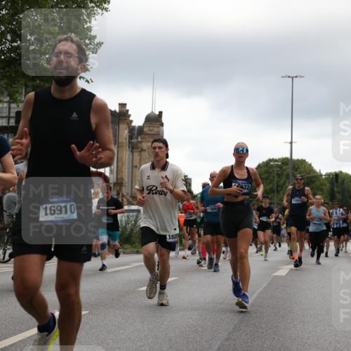 29.06.2025 - hella hamburg halbmarathon Yannick Fuchs http://msf.ph/oto/8364732 29.06.2025 10:53:20 20KM 2006, 2348, 2584, 2677, 2957, 2978, 3114, 3181, 3279, 3425, 3983, 4088, 4592, 4796, 5347, 5885, 6087, 6202, 6220, 6438, 7031, 7223, 7287, 8290, 10036, 10587, 10759, 10896, 10943, 11935, 11938, 12206, 12261, 12564, 12633, 12736, 12862, 13583, 13761, 14567, 14732, 14902, 14928, 14965, 15232, 15240, 15284, 16227, 16341, 16910, 16980, 17017, 17176, 17304, 17503, 17630, 18153, 18327, 18467, 18485, 18716, 19015, 19160 meine-sportfotos.de
