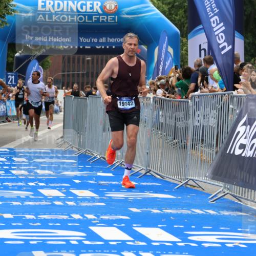 29.06.2025 - hella hamburg halbmarathon Strokosch-Dieckow http://msf.ph/oto/8364754 29.06.2025 10:28:57 Ziel 1827, 10351, 18874, 19142 meine-sportfotos.de
