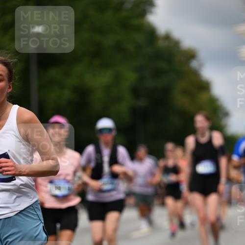29.06.2025 - hella hamburg halbmarathon Dr. Thomas Lammeyer http://msf.ph/oto/8364769 29.06.2025 10:41:39 Kennedybrücke 56, 1022, 1118, 1276, 1337, 1339, 1799, 1819, 2016, 2031, 2104, 2199, 2272, 2480, 3230, 3873, 4347, 4442, 4618, 4733, 4762, 5146, 5224, 5640, 5940, 6243, 6584, 6821, 7085, 7124, 7544, 8499, 8758, 8843, 9054, 9055, 9288, 10024, 10112, 10159, 10476, 10762, 10798, 10919, 10931 meine-sportfotos.de