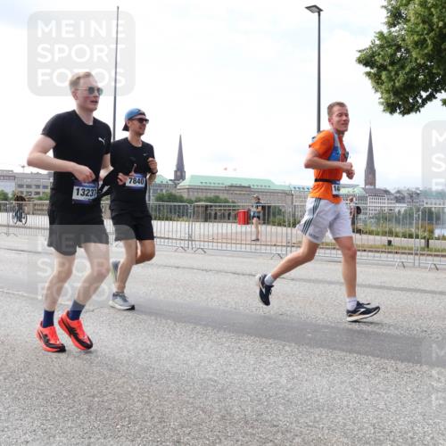 29.06.2025 - hella hamburg halbmarathon Lena Gebhardt http://msf.ph/oto/8364803 29.06.2025 10:14:26 Lombardsbrücke 16126, 13237, 7840, 14, 1194, 1406, 1728, 1890, 2494, 2990, 3020, 3154, 3756, 3834, 3939, 4032, 4962, 5191, 5670, 5981, 6028, 6083, 6089, 6287, 6366, 7209, 7442, 7802, 7840, 7991, 8001, 8057, 8147, 8409, 8892, 9556, 9663, 9709, 9845, 9886, 10224, 10610, 11987, 12467, 12938, 13237, 13285, 13788, 14488, 15840, 16126, 17439, 18041, 18236, 18239 meine-sportfotos.de