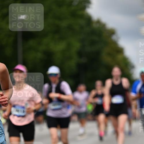 29.06.2025 - hella hamburg halbmarathon Dr. Thomas Lammeyer http://msf.ph/oto/8364806 29.06.2025 10:41:39 Kennedybrücke 56, 1022, 1118, 1276, 1337, 1339, 1799, 1819, 2016, 2031, 2104, 2199, 2272, 2480, 3230, 3873, 4347, 4442, 4618, 4733, 4762, 5146, 5224, 5640, 5940, 6243, 6584, 6821, 7085, 7124, 7544, 8499, 8758, 8843, 9054, 9055, 9288, 10024, 10112, 10159, 10476, 10762, 10798, 10919, 10931 meine-sportfotos.de