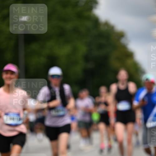 29.06.2025 - hella hamburg halbmarathon Dr. Thomas Lammeyer http://msf.ph/oto/8364830 29.06.2025 10:41:39 Kennedybrücke 56, 1022, 1118, 1276, 1337, 1339, 1799, 1819, 2016, 2031, 2104, 2199, 2272, 2480, 3230, 3873, 4347, 4442, 4618, 4733, 4762, 5146, 5224, 5640, 5940, 6243, 6584, 6821, 7085, 7124, 7544, 8499, 8758, 8843, 9054, 9055, 9288, 10024, 10112, 10159, 10476, 10762, 10798, 10919, 10931 meine-sportfotos.de