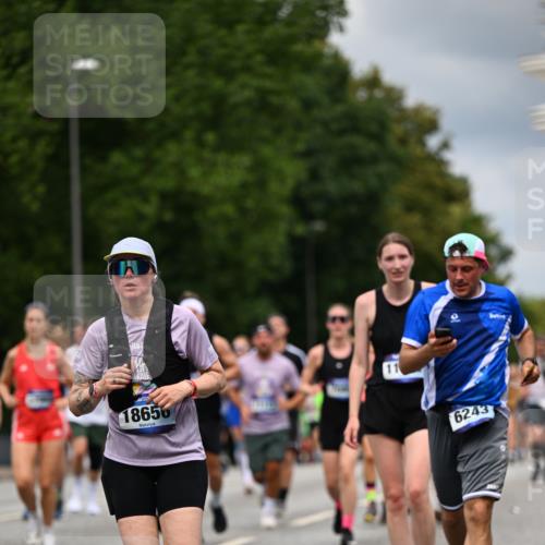 29.06.2025 - hella hamburg halbmarathon Dr. Thomas Lammeyer http://msf.ph/oto/8364857 29.06.2025 10:41:40 Kennedybrücke 56, 1022, 1118, 1276, 1337, 1339, 1799, 1819, 2016, 2031, 2104, 2199, 2272, 2480, 3230, 3873, 4347, 4442, 4618, 4733, 4762, 5146, 5224, 5640, 5940, 6243, 6584, 6821, 7085, 7124, 7544, 8499, 8758, 8843, 9054, 9055, 9288, 10024, 10112, 10159, 10476, 10762, 10798, 10919, 10931 meine-sportfotos.de