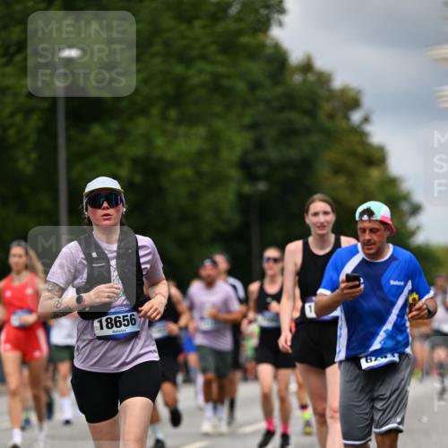 29.06.2025 - hella hamburg halbmarathon Dr. Thomas Lammeyer http://msf.ph/oto/8364874 29.06.2025 10:41:40 Kennedybrücke 56, 1022, 1118, 1276, 1337, 1339, 1799, 1819, 2016, 2031, 2104, 2199, 2272, 2480, 3230, 3873, 4347, 4442, 4618, 4733, 4762, 5146, 5224, 5640, 5940, 6243, 6584, 6821, 7085, 7124, 7544, 8499, 8758, 8843, 9054, 9055, 9288, 10024, 10112, 10159, 10476, 10762, 10798, 10919, 10931 meine-sportfotos.de