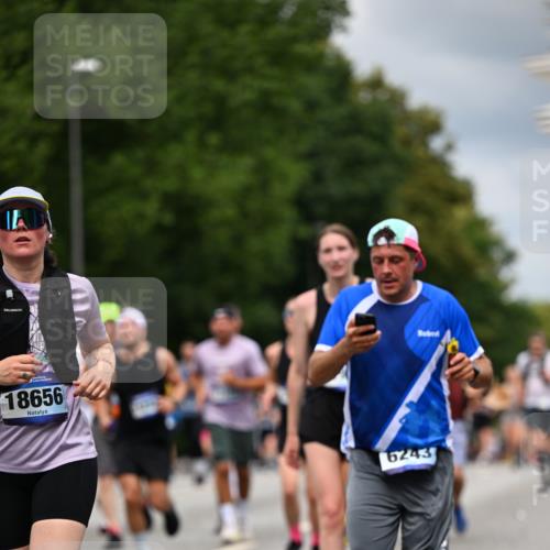 29.06.2025 - hella hamburg halbmarathon Dr. Thomas Lammeyer http://msf.ph/oto/8364913 29.06.2025 10:41:41 Kennedybrücke 1022, 1118, 1276, 1337, 1339, 1799, 1819, 2016, 2031, 2104, 2199, 2272, 2480, 3230, 3873, 4347, 4442, 4618, 4733, 4762, 5146, 5224, 5640, 5940, 6243, 6584, 6821, 7085, 7124, 7544, 8499, 8758, 8843, 8985, 9054, 9055, 9288, 10024, 10159, 10476, 10762, 10798, 10836, 10919, 10931 meine-sportfotos.de