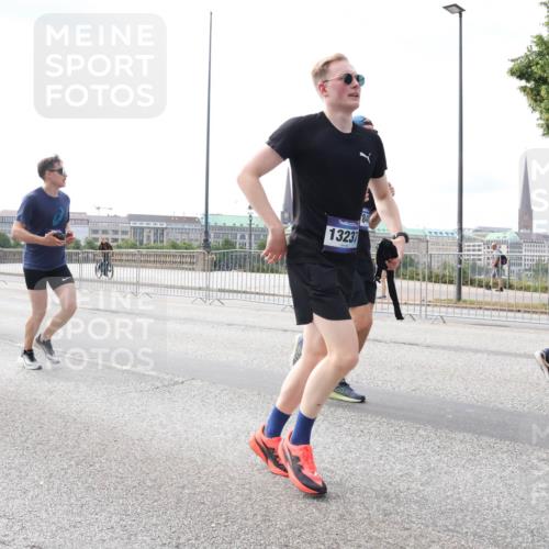 29.06.2025 - hella hamburg halbmarathon Lena Gebhardt http://msf.ph/oto/8364938 29.06.2025 10:14:26 Lombardsbrücke 6083, 6028, 13237, 144, 1194, 1406, 1728, 1890, 2494, 2990, 3020, 3154, 3756, 3834, 3939, 4032, 4962, 5191, 5670, 5981, 6028, 6083, 6089, 6287, 6366, 7209, 7442, 7802, 7840, 7991, 8001, 8057, 8147, 8409, 8892, 9556, 9663, 9709, 9845, 9886, 10224, 10610, 11987, 12467, 12938, 13237, 13285, 13788, 14488, 15840, 16126, 17439, 18041, 18236, 18239 meine-sportfotos.de