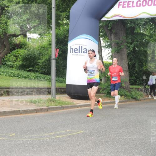 29.06.2025 - hella hamburg halbmarathon KatJ http://msf.ph/oto/8364990 29.06.2025 10:22:55 Zwischen KM18-KM19 1053, 2243, 4246 meine-sportfotos.de