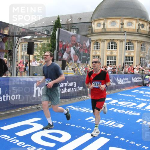 29.06.2025 - hella hamburg halbmarathon Michael Strokosch http://msf.ph/oto/8365138 29.06.2025 10:56:53 Ziel 1955, 2378, 2741, 3836, 5418, 6835, 7716, 8825, 13816, 14461, 15431, 16008, 16009, 16679, 17133 meine-sportfotos.de
