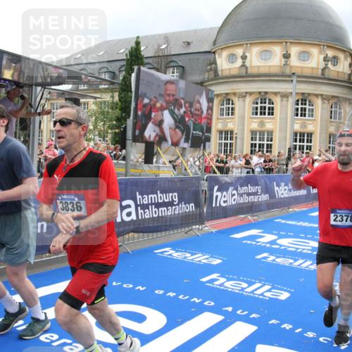 29.06.2025 - hella hamburg halbmarathon Michael Strokosch http://msf.ph/oto/8365148 29.06.2025 10:56:53 Ziel 1955, 2378, 2741, 3836, 5418, 6835, 7716, 8825, 13816, 14461, 15431, 16008, 16009, 16679, 17133 meine-sportfotos.de