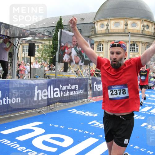 29.06.2025 - hella hamburg halbmarathon Michael Strokosch http://msf.ph/oto/8365182 29.06.2025 10:56:54 Ziel 1955, 2378, 2741, 3836, 5418, 6835, 7716, 8825, 13816, 14461, 16008, 16009, 16620, 16679, 17133 meine-sportfotos.de