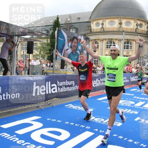 29.06.2025 - hella hamburg halbmarathon Michael Strokosch http://msf.ph/oto/8365258 29.06.2025 10:56:55 Ziel 1955, 2282, 2378, 2741, 2759, 3836, 5418, 6835, 7716, 13816, 15097, 16008, 16009, 16620, 16679, 17133 meine-sportfotos.de
