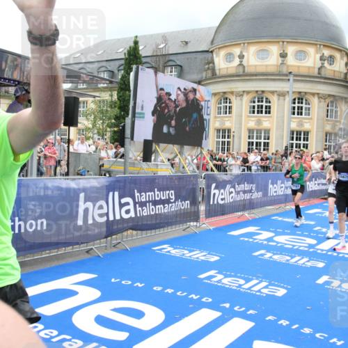 29.06.2025 - hella hamburg halbmarathon Michael Strokosch http://msf.ph/oto/8365355 29.06.2025 10:56:56 Ziel 1955, 2282, 2378, 2741, 2759, 5418, 6835, 7716, 11043, 13816, 15097, 16008, 16009, 16620, 16679 meine-sportfotos.de