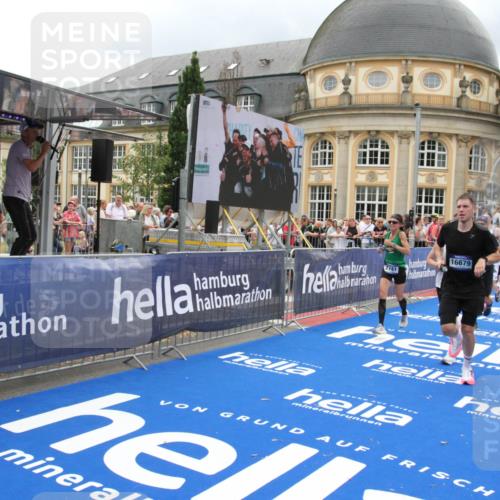 29.06.2025 - hella hamburg halbmarathon Michael Strokosch http://msf.ph/oto/8365388 29.06.2025 10:56:56 Ziel 1955, 2282, 2378, 2741, 2759, 5418, 6835, 7716, 11043, 13816, 15097, 16008, 16009, 16620, 16679 meine-sportfotos.de