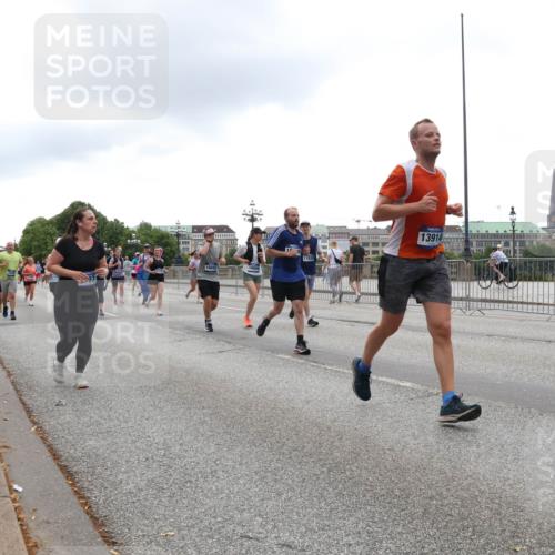 29.06.2025 - hella hamburg halbmarathon Lena Gebhardt http://msf.ph/oto/8365434 29.06.2025 10:48:34 Lombardsbrücke 17930, 13914, 1142, 1157, 1167, 1174, 1175, 1584, 1645, 2037, 2195, 2418, 2437, 2438, 2475, 2627, 2650, 2716, 2756, 2909, 2958, 3224, 3320, 3504, 3661, 3679, 3933, 4588, 5010, 5585, 5781, 5952, 6143, 7203, 7532, 7947, 7948, 8461, 8521, 8719, 8760, 8948, 9552, 9775, 9787, 9921, 10059, 10145, 10204, 10366, 10524, 10654, 10656, 11364, 11365, 11742, 11781, 13814, 13845, 15715, 16498, 16499, 16701 meine-sportfotos.de