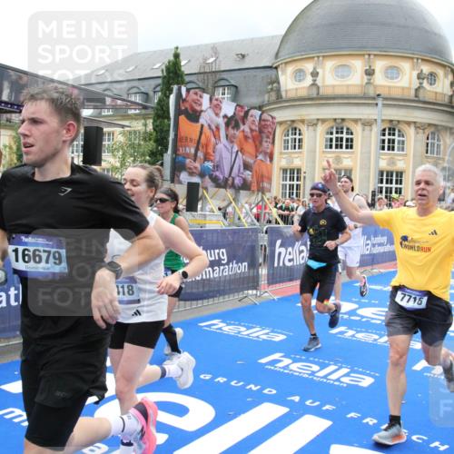 29.06.2025 - hella hamburg halbmarathon Michael Strokosch http://msf.ph/oto/8365487 29.06.2025 10:56:58 Ziel 1955, 2282, 2741, 2759, 5033, 5418, 6835, 7716, 8669, 11043, 11212, 14678, 15097, 16620, 16679 meine-sportfotos.de