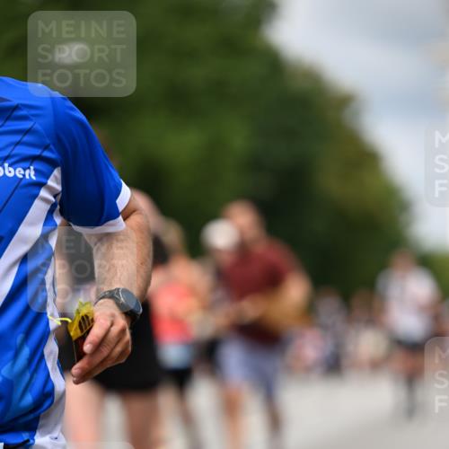 29.06.2025 - hella hamburg halbmarathon Dr. Thomas Lammeyer http://msf.ph/oto/8365520 29.06.2025 10:41:44 Kennedybrücke 1276, 1337, 1339, 1799, 1819, 2016, 2031, 2104, 2199, 2272, 2480, 2853, 4347, 4442, 4618, 4733, 4762, 5146, 5522, 5523, 5640, 5940, 6243, 6584, 6821, 7085, 7124, 7544, 8499, 8758, 8811, 8843, 8985, 9054, 9055, 9288, 10159, 10476, 10762, 10798, 10836, 10919 meine-sportfotos.de
