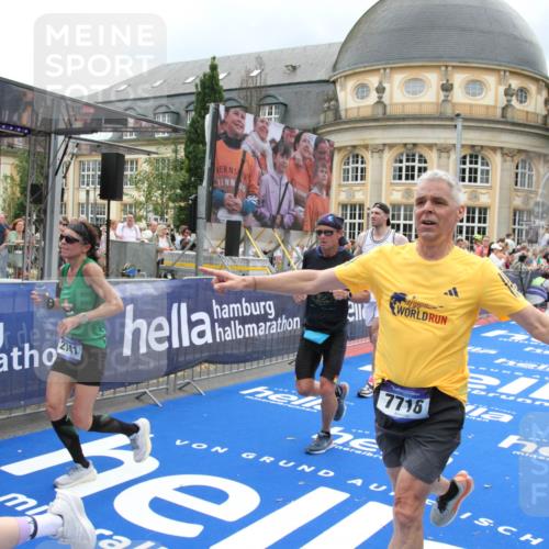 29.06.2025 - hella hamburg halbmarathon Michael Strokosch http://msf.ph/oto/8365531 29.06.2025 10:56:58 Ziel 1955, 2282, 2741, 2759, 5033, 5418, 6835, 7716, 8669, 11043, 11212, 14678, 15097, 16620, 16679 meine-sportfotos.de