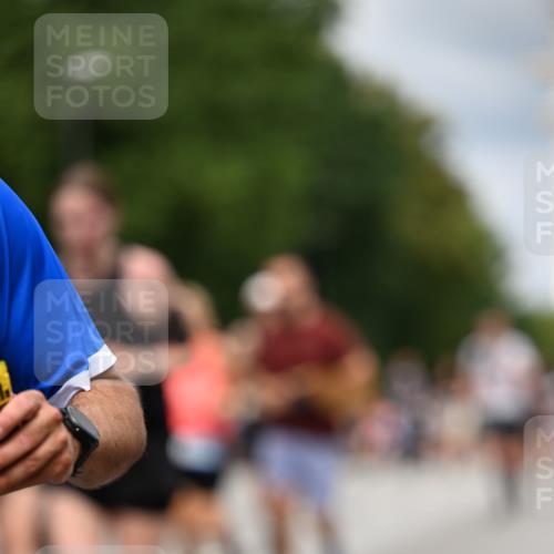 29.06.2025 - hella hamburg halbmarathon Dr. Thomas Lammeyer http://msf.ph/oto/8365538 29.06.2025 10:41:44 Kennedybrücke 1276, 1337, 1339, 1799, 1819, 2016, 2031, 2104, 2199, 2272, 2480, 2853, 4347, 4442, 4618, 4733, 4762, 5146, 5522, 5523, 5640, 5940, 6243, 6584, 6821, 7085, 7124, 7544, 8499, 8758, 8811, 8843, 8985, 9054, 9055, 9288, 10159, 10476, 10762, 10798, 10836, 10919 meine-sportfotos.de