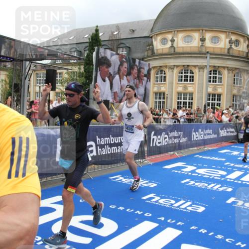 29.06.2025 - hella hamburg halbmarathon Michael Strokosch http://msf.ph/oto/8365559 29.06.2025 10:56:59 Ziel 1955, 2282, 2741, 2759, 5033, 5418, 6835, 7716, 8669, 11043, 11212, 11638, 14678, 15097, 16470, 16620, 16679 meine-sportfotos.de