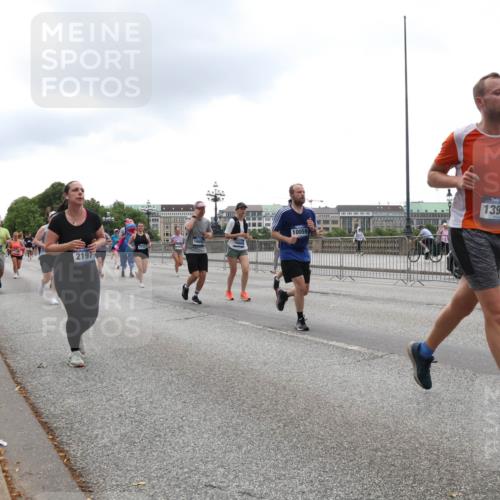 29.06.2025 - hella hamburg halbmarathon Lena Gebhardt http://msf.ph/oto/8365592 29.06.2025 10:48:35 Lombardsbrücke 247, 7532, 2197, 10059, 13914, 1142, 1157, 1167, 1584, 1645, 2037, 2195, 2418, 2437, 2438, 2475, 2627, 2650, 2716, 2756, 2792, 2909, 2958, 3224, 3320, 3504, 3661, 3679, 3933, 4588, 5010, 5585, 5781, 5952, 6143, 7203, 7532, 7947, 7948, 8461, 8521, 8719, 8760, 8948, 9552, 9775, 9787, 9921, 10059, 10145, 10204, 10366, 10524, 10654, 10656, 11364, 11365, 11742, 11781, 13814, 13845, 15715, 16498, 16499, 16701 meine-sportfotos.de