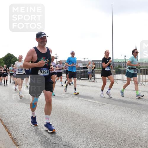 29.06.2025 - hella hamburg halbmarathon Lena Gebhardt http://msf.ph/oto/8365611 29.06.2025 10:39:26 Lombardsbrücke 1760, 9393, 17536, 1760, 1856, 1883, 2092, 2534, 2571, 2574, 2578, 2843, 2893, 2976, 2998, 3275, 3353, 3727, 3745, 4298, 4410, 4523, 4603, 4609, 4659, 4855, 4882, 5045, 5701, 6062, 6112, 6321, 6342, 6343, 6427, 6428, 6611, 6719, 6726, 6748, 7053, 7125, 7199, 7341, 7501, 7506, 7524, 7589, 7684, 7815, 8203, 8243, 8457, 8995, 9393, 9420, 9446, 9569, 9698, 9747, 9777, 9974, 9977, 10001, 10072, 10315, 10512, 10516, 13060 meine-sportfotos.de