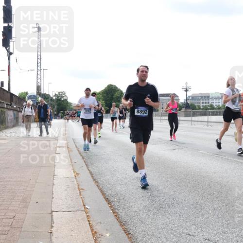 29.06.2025 - hella hamburg halbmarathon Lena Gebhardt http://msf.ph/oto/8365623 29.06.2025 10:14:29 Lombardsbrücke 12467, 890, 780, 8892, 406, 1194, 1406, 1728, 1890, 2494, 2990, 3020, 3154, 3691, 3756, 3834, 3939, 4032, 4962, 5191, 5670, 5981, 6028, 6083, 6089, 6287, 6366, 6935, 7209, 7442, 7802, 7840, 7991, 8001, 8057, 8147, 8409, 8755, 8892, 9556, 9663, 9709, 9845, 9886, 10224, 10391, 10610, 11987, 12467, 12938, 13237, 13285, 13788, 14488, 15840, 16126, 18041, 18236, 18239 meine-sportfotos.de