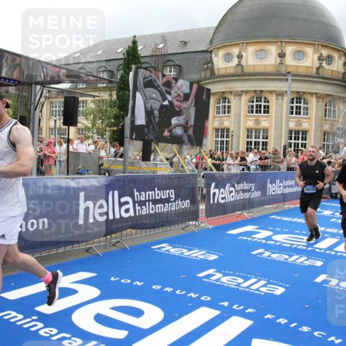 29.06.2025 - hella hamburg halbmarathon Michael Strokosch http://msf.ph/oto/8365640 29.06.2025 10:56:59 Ziel 1955, 2282, 2741, 2759, 5033, 5418, 6835, 7716, 8669, 11043, 11212, 11638, 14678, 15097, 16470, 16620, 16679 meine-sportfotos.de