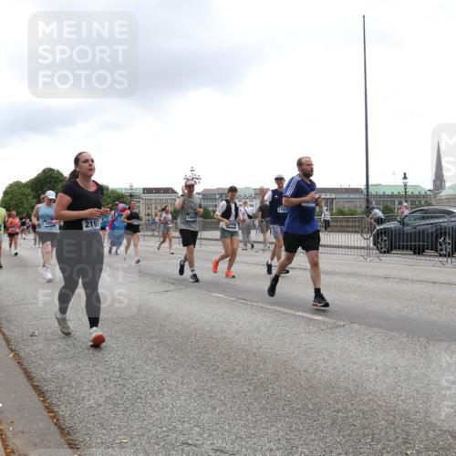 29.06.2025 - hella hamburg halbmarathon Lena Gebhardt http://msf.ph/oto/8365655 29.06.2025 10:48:35 Lombardsbrücke 2197, 1669, 17930, 13914, 1142, 1157, 1167, 1584, 1645, 2037, 2195, 2418, 2437, 2438, 2475, 2627, 2650, 2716, 2756, 2792, 2909, 2958, 3224, 3320, 3504, 3661, 3679, 3933, 4588, 5010, 5585, 5781, 5952, 6143, 7203, 7532, 7947, 7948, 8461, 8521, 8719, 8760, 8948, 9552, 9775, 9787, 9921, 10059, 10145, 10204, 10366, 10524, 10654, 10656, 11364, 11365, 11742, 11781, 13814, 13845, 15715, 16498, 16499, 16701 meine-sportfotos.de