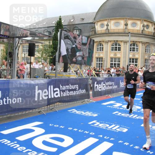 29.06.2025 - hella hamburg halbmarathon Michael Strokosch http://msf.ph/oto/8365676 29.06.2025 10:57:00 Ziel 1955, 2282, 2741, 2759, 4299, 5033, 5418, 6835, 7716, 8669, 11043, 11212, 11638, 14678, 15097, 16470, 16620, 19091 meine-sportfotos.de