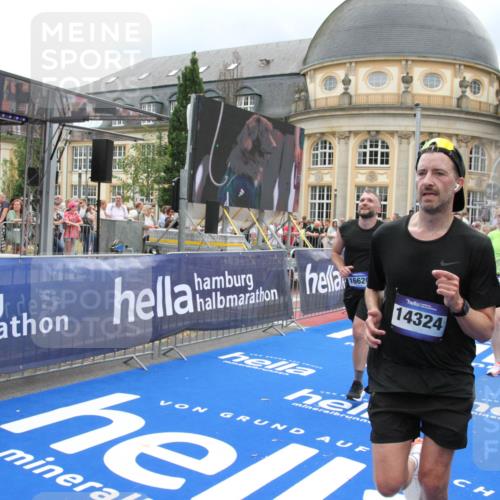 29.06.2025 - hella hamburg halbmarathon Michael Strokosch http://msf.ph/oto/8365699 29.06.2025 10:57:00 Ziel 1955, 2282, 2741, 2759, 4299, 5033, 5418, 6835, 7716, 8669, 11043, 11212, 11638, 14678, 15097, 16470, 16620, 19091 meine-sportfotos.de