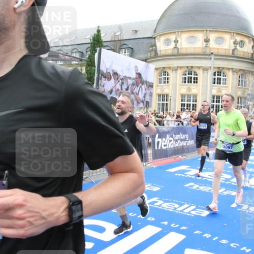 29.06.2025 - hella hamburg halbmarathon Michael Strokosch http://msf.ph/oto/8365743 29.06.2025 10:57:01 Ziel 1485, 1955, 2282, 2759, 4299, 5033, 6835, 8669, 11043, 11212, 11638, 14678, 15097, 16470, 16620, 18719, 19091 meine-sportfotos.de