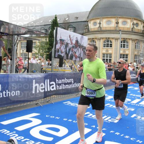 29.06.2025 - hella hamburg halbmarathon Michael Strokosch http://msf.ph/oto/8365778 29.06.2025 10:57:02 Ziel 1485, 2282, 2759, 4299, 5033, 8669, 11043, 11143, 11212, 11638, 14678, 15097, 16470, 16620, 18719, 19091 meine-sportfotos.de