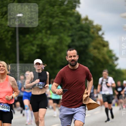 29.06.2025 - hella hamburg halbmarathon Dr. Thomas Lammeyer http://msf.ph/oto/8365830 29.06.2025 10:41:45 Kennedybrücke 1276, 1337, 1339, 1799, 1819, 2016, 2031, 2104, 2199, 2272, 2480, 2853, 4347, 4442, 4618, 4762, 5146, 5522, 5523, 5640, 5940, 6243, 6584, 6821, 6955, 7085, 7124, 7321, 7544, 8499, 8758, 8811, 8843, 8985, 9054, 9055, 9288, 10159, 10476, 10798, 10836, 10919 meine-sportfotos.de