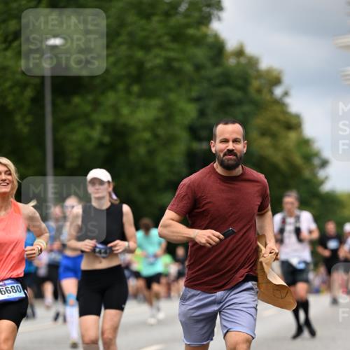 29.06.2025 - hella hamburg halbmarathon Dr. Thomas Lammeyer http://msf.ph/oto/8365840 29.06.2025 10:41:45 Kennedybrücke 1276, 1337, 1339, 1799, 1819, 2016, 2031, 2104, 2199, 2272, 2480, 2853, 4347, 4442, 4618, 4762, 5146, 5522, 5523, 5640, 5940, 6243, 6584, 6821, 6955, 7085, 7124, 7321, 7544, 8499, 8758, 8811, 8843, 8985, 9054, 9055, 9288, 10159, 10476, 10798, 10836, 10919 meine-sportfotos.de