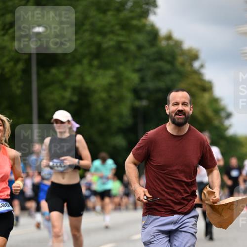 29.06.2025 - hella hamburg halbmarathon Dr. Thomas Lammeyer http://msf.ph/oto/8365862 29.06.2025 10:41:45 Kennedybrücke 1276, 1337, 1339, 1799, 1819, 2016, 2031, 2104, 2199, 2272, 2480, 2853, 4347, 4442, 4618, 4762, 5146, 5522, 5523, 5640, 5940, 6243, 6584, 6821, 6955, 7085, 7124, 7321, 7544, 8499, 8758, 8811, 8843, 8985, 9054, 9055, 9288, 10159, 10476, 10798, 10836, 10919 meine-sportfotos.de