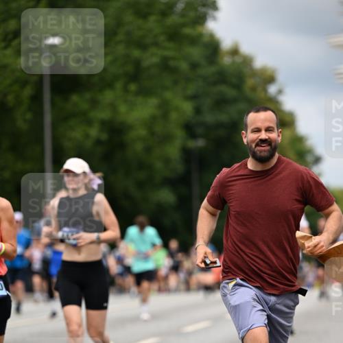 29.06.2025 - hella hamburg halbmarathon Dr. Thomas Lammeyer http://msf.ph/oto/8365879 29.06.2025 10:41:45 Kennedybrücke 1276, 1337, 1339, 1799, 1819, 2016, 2031, 2104, 2199, 2272, 2480, 2853, 4347, 4442, 4618, 4762, 5146, 5522, 5523, 5640, 5940, 6243, 6584, 6821, 6955, 7085, 7124, 7321, 7544, 8499, 8758, 8811, 8843, 8985, 9054, 9055, 9288, 10159, 10476, 10798, 10836, 10919 meine-sportfotos.de