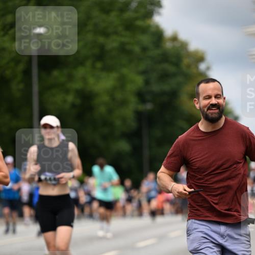 29.06.2025 - hella hamburg halbmarathon Dr. Thomas Lammeyer http://msf.ph/oto/8365891 29.06.2025 10:41:46 Kennedybrücke 1276, 1337, 1339, 1799, 1819, 2016, 2031, 2104, 2199, 2272, 2480, 2853, 4347, 4442, 4618, 4762, 5146, 5522, 5523, 5640, 5940, 6243, 6584, 6821, 6955, 7085, 7124, 7321, 7544, 8499, 8758, 8811, 8843, 8985, 9054, 9288, 10159, 10476, 10798, 10836, 10919 meine-sportfotos.de
