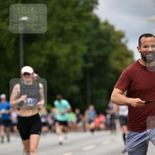 29.06.2025 - hella hamburg halbmarathon Dr. Thomas Lammeyer http://msf.ph/oto/8365903 29.06.2025 10:41:46 Kennedybrücke 1276, 1337, 1339, 1799, 1819, 2016, 2031, 2104, 2199, 2272, 2480, 2853, 4347, 4442, 4618, 4762, 5146, 5522, 5523, 5640, 5940, 6243, 6584, 6821, 6955, 7085, 7124, 7321, 7544, 8499, 8758, 8811, 8843, 8985, 9054, 9288, 10159, 10476, 10798, 10836, 10919 meine-sportfotos.de