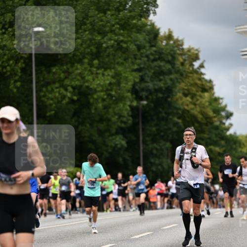 29.06.2025 - hella hamburg halbmarathon Dr. Thomas Lammeyer http://msf.ph/oto/8365932 29.06.2025 10:41:46 Kennedybrücke 1276, 1337, 1339, 1799, 1819, 2016, 2031, 2104, 2199, 2272, 2480, 2853, 4347, 4442, 4618, 4762, 5146, 5522, 5523, 5640, 5940, 6243, 6584, 6821, 6955, 7085, 7124, 7321, 7544, 8499, 8758, 8811, 8843, 8985, 9054, 9288, 10159, 10476, 10798, 10836, 10919 meine-sportfotos.de