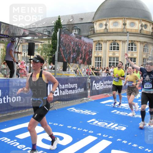29.06.2025 - hella hamburg halbmarathon Michael Strokosch http://msf.ph/oto/8365959 29.06.2025 10:57:04 Ziel 1485, 2282, 2759, 4299, 5033, 8669, 11043, 11143, 11212, 11638, 13691, 14408, 14678, 15097, 16470, 16909, 18719, 19091 meine-sportfotos.de