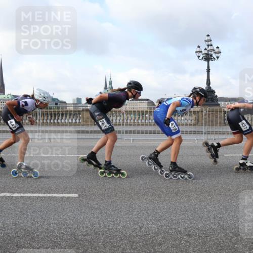 29.06.2025 - hella hamburg halbmarathon Lena Gebhardt http://msf.ph/oto/8366028 29.06.2025 08:49:01 Lombardsbrücke 442, 2615, 419, 437 meine-sportfotos.de