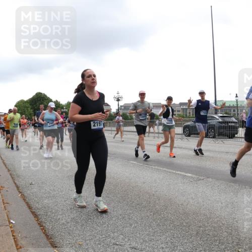 29.06.2025 - hella hamburg halbmarathon Lena Gebhardt http://msf.ph/oto/8366067 29.06.2025 10:48:35 Lombardsbrücke 17930, 16693, 247, 2197, 16669, 1142, 1157, 1167, 1584, 1645, 2037, 2195, 2418, 2437, 2438, 2475, 2627, 2650, 2716, 2756, 2792, 2909, 2958, 3224, 3320, 3504, 3661, 3679, 3933, 4588, 5010, 5585, 5781, 5952, 6143, 7203, 7532, 7947, 7948, 8461, 8521, 8719, 8760, 8948, 9552, 9775, 9787, 9921, 10059, 10145, 10204, 10366, 10524, 10654, 10656, 11364, 11365, 11742, 11781, 13814, 13845, 15715, 16498, 16499, 16701 meine-sportfotos.de