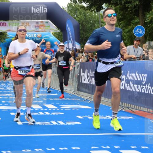 29.06.2025 - hella hamburg halbmarathon Strokosch-Dieckow http://msf.ph/oto/8366094 29.06.2025 10:50:25 Ziel 3414, 4127, 4247, 5447, 6282, 6795, 7397, 8153, 8899, 11455, 12035, 12624, 12949, 13812, 14034, 14626, 16242, 16806, 17247, 17319, 18394 meine-sportfotos.de