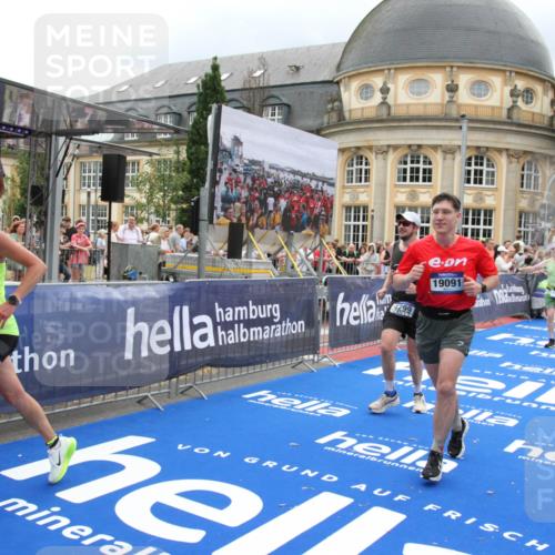 29.06.2025 - hella hamburg halbmarathon Michael Strokosch http://msf.ph/oto/8366114 29.06.2025 10:57:06 Ziel 1485, 4261, 4299, 5033, 8669, 11143, 11212, 11638, 13691, 14408, 14588, 14678, 16470, 16909, 17617, 18208, 18719, 19091 meine-sportfotos.de