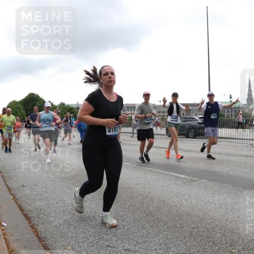 29.06.2025 - hella hamburg halbmarathon Lena Gebhardt http://msf.ph/oto/8366142 29.06.2025 10:48:36 Lombardsbrücke 2475, 2909, 787, 17930, 16669, 2197, 10059, 1142, 1157, 1167, 1584, 1645, 2037, 2195, 2418, 2437, 2438, 2475, 2627, 2650, 2716, 2756, 2792, 2909, 2958, 3224, 3320, 3504, 3661, 3679, 3933, 4588, 5010, 5585, 5781, 5952, 6143, 7062, 7203, 7532, 7947, 7948, 8461, 8521, 8719, 8760, 8948, 9552, 9775, 9787, 9921, 10059, 10145, 10204, 10366, 10524, 10654, 10656, 11364, 11365, 11742, 13814, 13845, 15715, 16498, 16499, 16701 meine-sportfotos.de