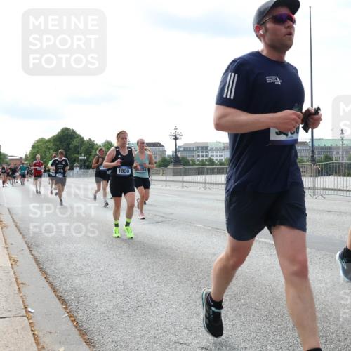 29.06.2025 - hella hamburg halbmarathon Lena Gebhardt http://msf.ph/oto/8366237 29.06.2025 10:14:32 Lombardsbrücke 1890, 1224, 63, 1194, 1406, 1728, 1890, 2046, 2494, 2990, 3020, 3154, 3454, 3691, 3756, 3834, 3939, 4032, 5191, 5670, 5981, 6028, 6083, 6089, 6287, 6366, 6935, 7209, 7442, 7802, 7840, 7991, 8001, 8055, 8057, 8147, 8409, 8755, 8892, 9173, 9556, 9663, 9709, 9845, 9886, 10224, 10391, 10610, 12467, 12938, 13237, 13285, 13788, 14488, 15840, 16126, 18236, 18239 meine-sportfotos.de