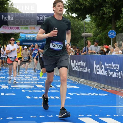 29.06.2025 - hella hamburg halbmarathon Strokosch-Dieckow http://msf.ph/oto/8366300 29.06.2025 10:50:24 Ziel 3414, 4127, 4247, 4933, 5447, 6795, 8153, 8899, 11455, 12035, 12624, 12949, 13609, 14034, 14626, 16000, 16242, 17319, 18394 meine-sportfotos.de
