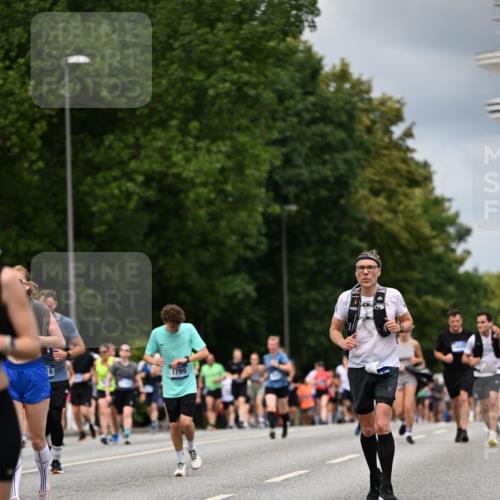 29.06.2025 - hella hamburg halbmarathon Dr. Thomas Lammeyer http://msf.ph/oto/8366301 29.06.2025 10:41:47 Kennedybrücke 1276, 1337, 1339, 1799, 1819, 2016, 2031, 2104, 2199, 2272, 2480, 2853, 4347, 4442, 4618, 4762, 5146, 5522, 5523, 5640, 5940, 6243, 6584, 6821, 6955, 7085, 7124, 7321, 7544, 8499, 8758, 8811, 8843, 8985, 9288, 10159, 10476, 10836, 10919 meine-sportfotos.de